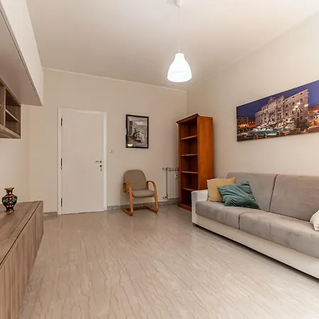 Vacanze Romane - Metro Teano & Wi-fi Apartment *